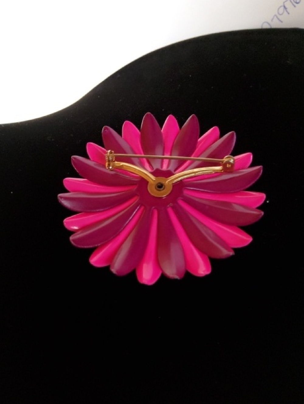 Vintage 1960s Bright Pink/purple Flower Brooch. - Picture 7 of 8